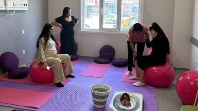 Defne Devlet Hastanesi’nde başlatılan Gebe Okulu, deneyimli sağlık personeliyle anne