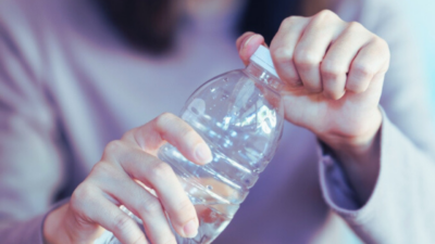 Dehidrasyon, ciddi sağlık sorunlarına yol açabilir; bu nedenle su tüketimi