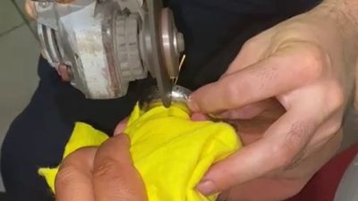 Hatay’ın İskenderun ilçesinde, bir çocuğun parmağına sıkışan musluk rozetini çıkaramayan