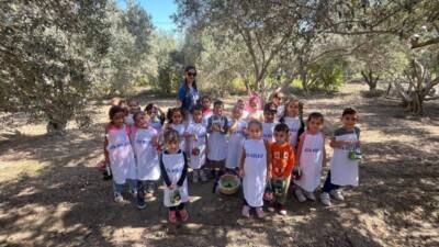 Özel Antakya Ata Koleji'nde eğitim gören minik öğrenciler, kırsalda düzenlenen