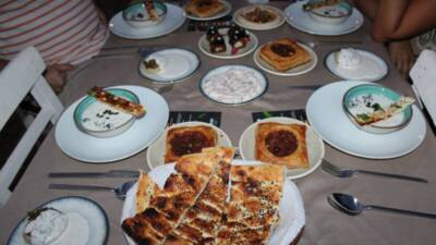 Hatay Büyükşehir Belediyesi’nin desteklediği Hatay Gastronomievi şefleri, Arsuz’da düzenlenen bir