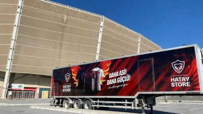   Hatayspor’un forma,atkı,bere gibi Bordo-beyazlı ürünler bugün gezici mağazada satışa