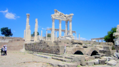 İzmir’in Bergama ilçesinde yer alan Trajan Tapınağı, Roma İmparatoru Trajan