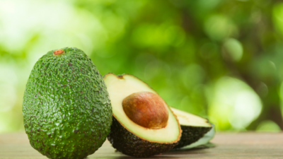 Avokado, sağlıklı yağlar ve vitaminler açısından zengin yapısıyla diyetlerin vazgeçilmez