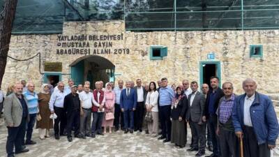 Yayladağı’nda düzenlenen toplantıda, emeklilere yönelik sosyal tesislerde %20 indirim müjdesi
