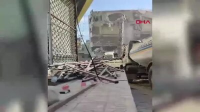 HATAY'ın Samandağ ilçesinde ağır hasarlı 5 katlı binanın iş makinesiyle