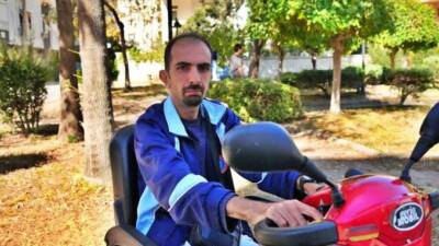 Hatay’dan Antalya’ya göç eden engelli depremzede Cemil Güzelmansur, internetten sipariş