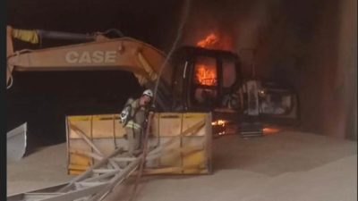 Hatay’ın Dörtyol ilçesinde, bir iş makinesinde çıkan yangın itfaiye ekipleri