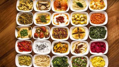 İzmir mutfağının eşsiz lezzetlerini keşfedin! Bu içerikte, İzmir'in vazgeçilmez mezeleri