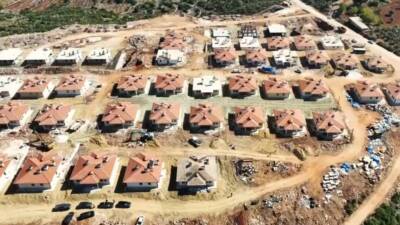 Hatay Valisi Mustafa Masatlı, Yayladağı ilçesinde inşaatı devam eden 51