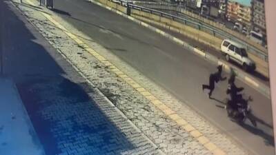 Hatay’ın İskenderun ilçesinde meydana gelen motosiklet kazası, çevredeki güvenlik kameralarına
