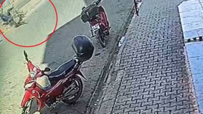 Hatay’ın Reyhanlı ilçesinde, yolun karşısına geçmek isteyen yaşlı bir adama