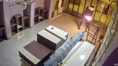 Reyhanlı'da motosikletle gelen iki kişi tarafından kundaklanan mağaza, itfaiye ekiplerinin