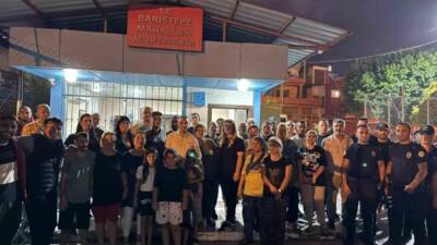 İskenderun’da emniyet güçleri, mahalle ziyaretleri yaparak vatandaşların güvenlik sorunlarını dinledi