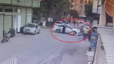 Reyhanlı'da motosiklet ve otomobilin çarpıştığı an, güvenlik kamerasına yansıdı; hafif