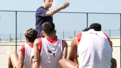 Hatayspor Teknik Direktörü Rıza Çalımbay, yönetim kurulu başkanı ve üyeleriyle