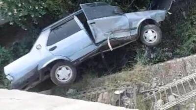 Hatay’ın Dörtyol ilçesinde bir Tofaş marka otomobil, su kanalına düşerek