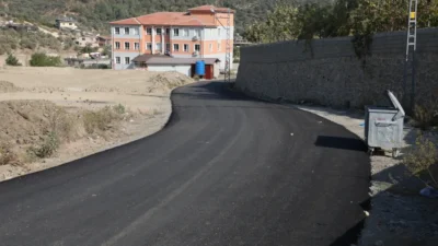 Hatay Büyükşehir Belediye Başkanı Mehmet Öntürk’ün başlattığı “Beton asfalt” çalışmasında,