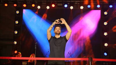 Antakya’da Cumhuriyet'in 101. yılı coşkuyla kutlandı. Sinan Akçıl, konser performansıyla