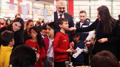 Depremlerin izlerini sarmaya çalışan Hatay’da, afetzede çocuklar Dünya Çocuk Hakları