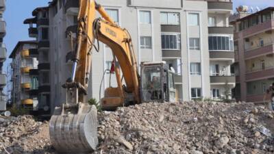 Hatay’da deprem sonrası enkaz kaldırma ve yeniden inşa çalışmalarında çalışan