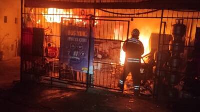 Hatay’ın İskenderun ilçesi Aşkarbeyli Mahallesi’nde gece saatlerinde çıkan yangın, bir