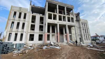 Hatay’ın Kumlu ilçesinde, Kahramanmaraş merkezli depremlerin ardından başlatılan yeniden inşa