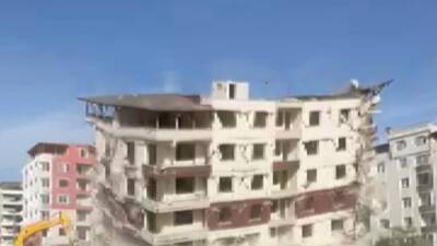 Hatay’ın Defne ilçesinde, Kahramanmaraş merkezli depremler sonrası ağır hasar gören