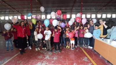 Hatay’ın İskenderun ilçesinde bulunan Suçıkağı Paşa Karaca İlkokulu öğrencileri ile