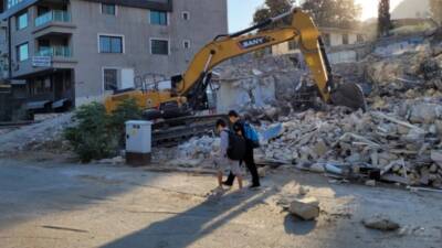 Hatay’da, ulaşım sorunları ve bozuk yollar nedeniyle depremzede öğrencilerin eğitim