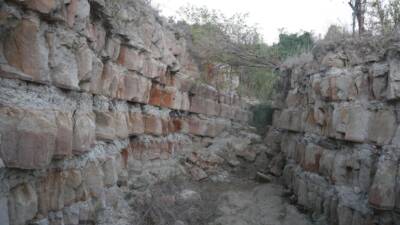 Hatay’ın Defne ilçesinde deprem sonrası 3 metre genişliğinde ve 4