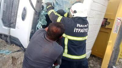 Hatay’ın Defne ilçesinde seyir halindeyken devrilen hafriyat kamyonunda 2 kişi