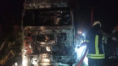 Hatay’ın Kumlu ilçesinde park halindeki bir tır, motor kısmından başlayan