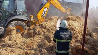Hatay’ın Samandağ ilçesinde bulunan bir çiftlikteki samanlıkta çıkan yangın, itfaiye