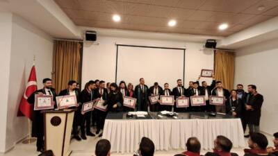 Hatay Barosu, mesleğe yeni adım atan 12 genç avukat için