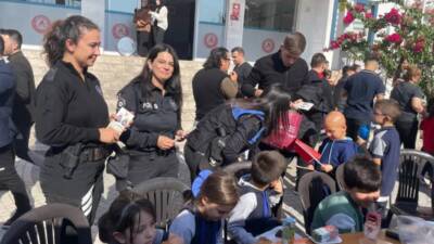 Dörtyol’da Lösemili Çocuklar Haftası kapsamında düzenlenen etkinlikte polis ekipleri, lösemi