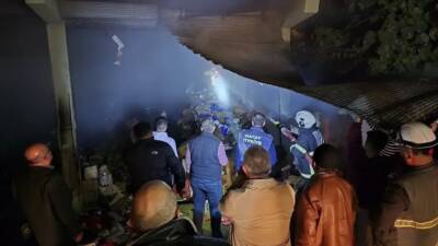 Hatay’ın Hassa ilçesinde bir gıda toptancısında çıkan yangın, itfaiye ekiplerinin