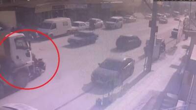 Hatay’ın Antakya ilçesi Akasya Mahallesi’nde hafriyat kamyonu ile motosikletin çarpışması