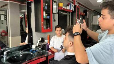 Hatay’ın İskenderun ilçesinde 30 yıldır berberlik yapan Ali Kurt, çırak