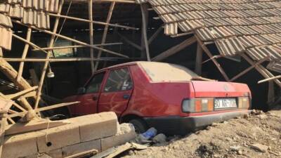 Hatay’ın Hassa ilçesi Yenimahalle Mahallesi’nde kontrolden çıkan bir araç, ahırın