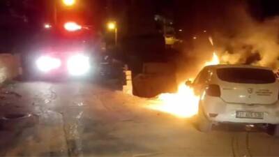 Hatay’ın Defne ilçesinde park halindeki bir sürücü eğitim aracı alevlere