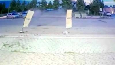 Hatay’ın Payas ilçesinde, sürücüsünün direksiyon hakimiyetini kaybettiği bir otomobil, park