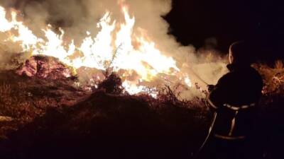 Hatay’ın Arsuz ilçesinde bulunan çöplük alanda çıkan yangın, itfaiye ekiplerinin