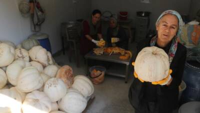 Hatay’ın tescilli lezzeti beyaz bal kabağıyla 31 yıldır tatlı yaparak