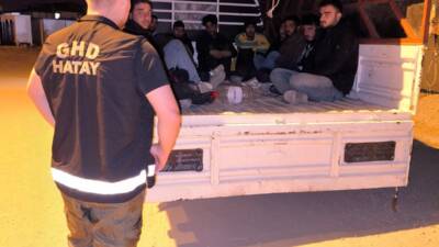 Hatay Emniyet Müdürlüğü, göçmen kaçakçılığına yönelik gerçekleştirdiği başarılı operasyonda, 13