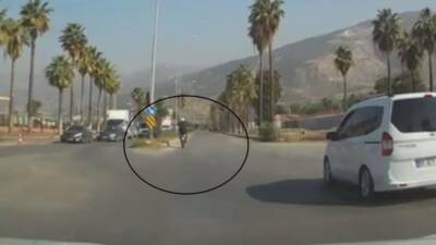 Motosiklet sürücüsünün ön kaldırarak yaptığı tehlikeli hareketler, trafikte endişeye yol
