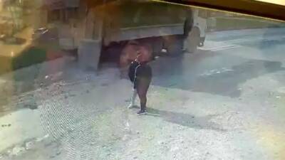 Hatay’ın Antakya çevreyolu Ekinci Mahallesi kavşağında hafriyat kamyonunun arka kapağının