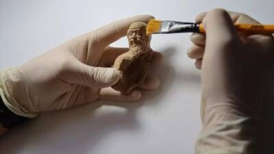 Antakya’da yürütülen arkeolojik kazılarda, Helenistik Dönem’e ait pişmiş topraktan iki