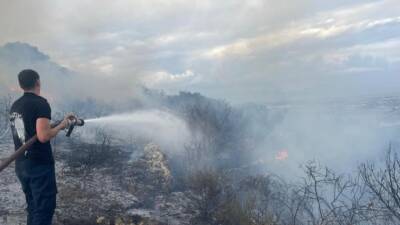 Hatay'ın Antakya ilçesinde, Açıkdere Mahallesi'ndeki makilik alanda çıkan yangın, hızla