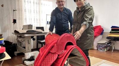 Hatay'da yaşayan Nezahat Yeni, ‘Destan' isimli atlarına yular yaparak çıktığı